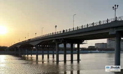 На центральном мосту Атырау предотвратили суицид