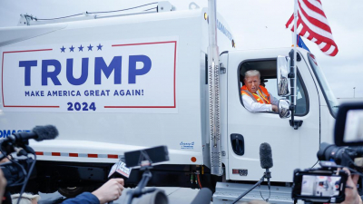 Трамп проехал на мусоровозе после высказываний Байдена о &quot;мусоре&quot; (видео)