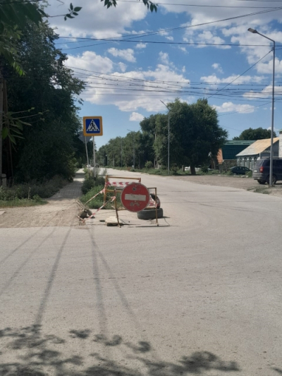 Возле дороги провалился бетон. Больше месяца нет ремонта