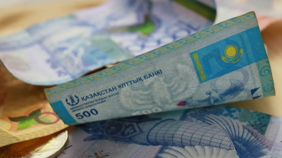 Нацвалюта теряет позиции: почему тенге снижается?