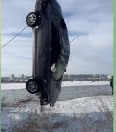 Спасатели извлекли из реки затонувший автомобиль в Семее   