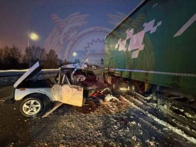 В Татарстане грузовик, выезжая с АЗС, убил пассажирку &laquo;Нивы&raquo;