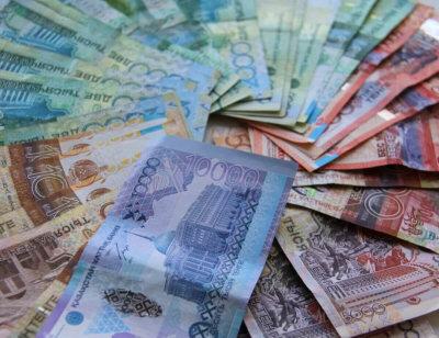 За сигареты на 243 млн тенге осудили полицейского