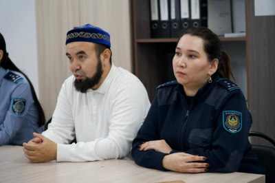 Профилактика семейного насилия в Атырау: правоохранители и наиб‑имам встретились с арестованными
