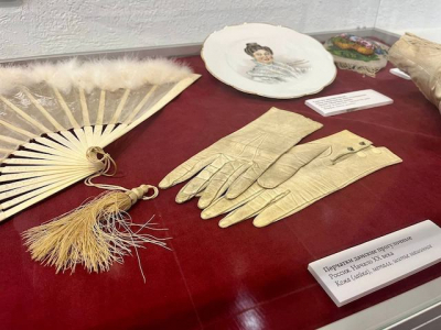 Гоголь, веера и чайные сервизы: в Елабугу привезли 140 предметов XIX века