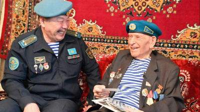 Ветеран-десантник поздравил казахстанцев с Днем благодарности