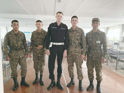 Высокий солдат становится местной звездой в Таразе