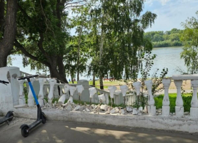 Разбил ограждение на набережной: в Павлодаре не могут найти виновника ДТП