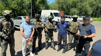 КНБ опубликовал видео задержания подозреваемых в пропаганде терроризма