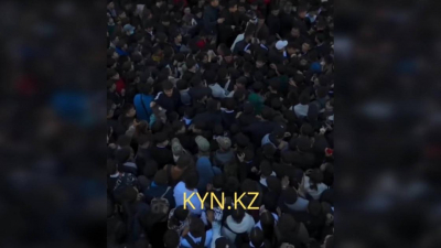 Давку устроили астанчане при раздаче талонов на донеры со скидкой (видео)
