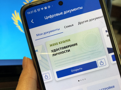 Более 33 лет без гражданства: житель области Абай наконец получил первое удостоверение личности