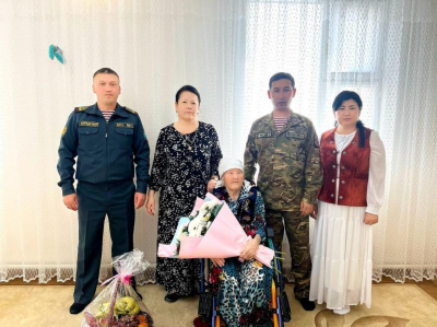 В Актау гвардейцы поздравили ветерана тыла
