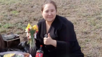 В Казахстане чиновницу судят за фото с тюльпанами